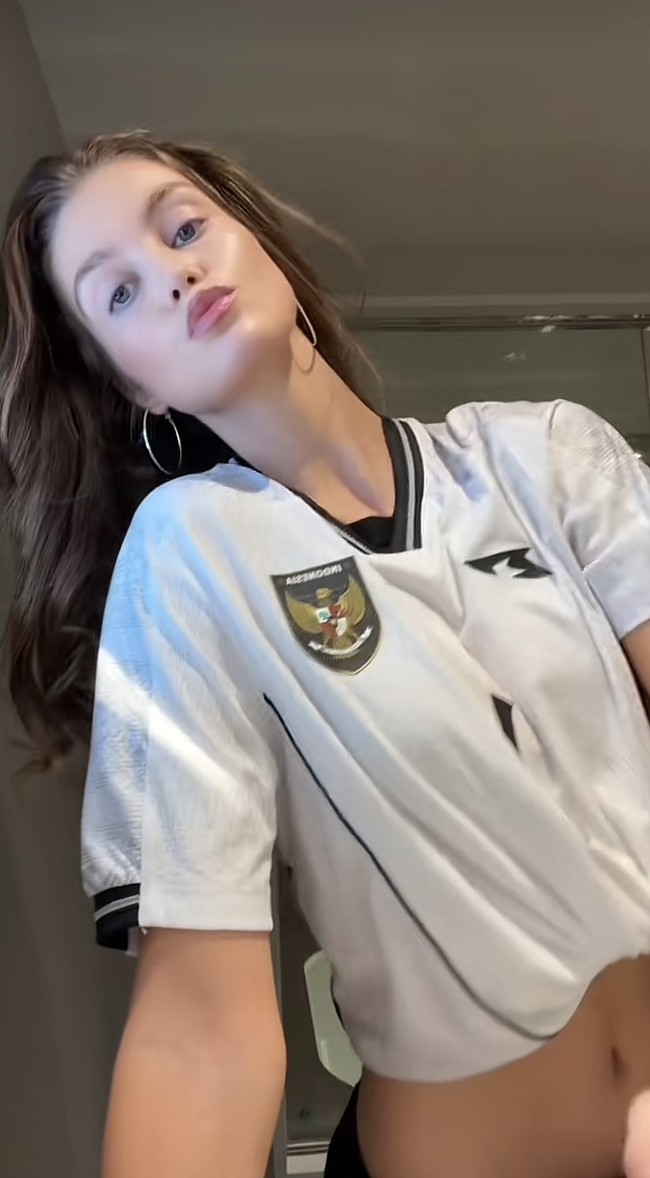 Luna mengenakan jersey yang dibuat crop top. Ia memadukannya dengan hoop earrings yang menambah kesan feminim. Foto: TikTok Luna Bilj