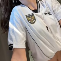 Luna mengenakan jersey yang dibuat crop top. Ia memadukannya dengan hoop earrings yang menambah kesan feminim. Foto: TikTok Luna Bilj