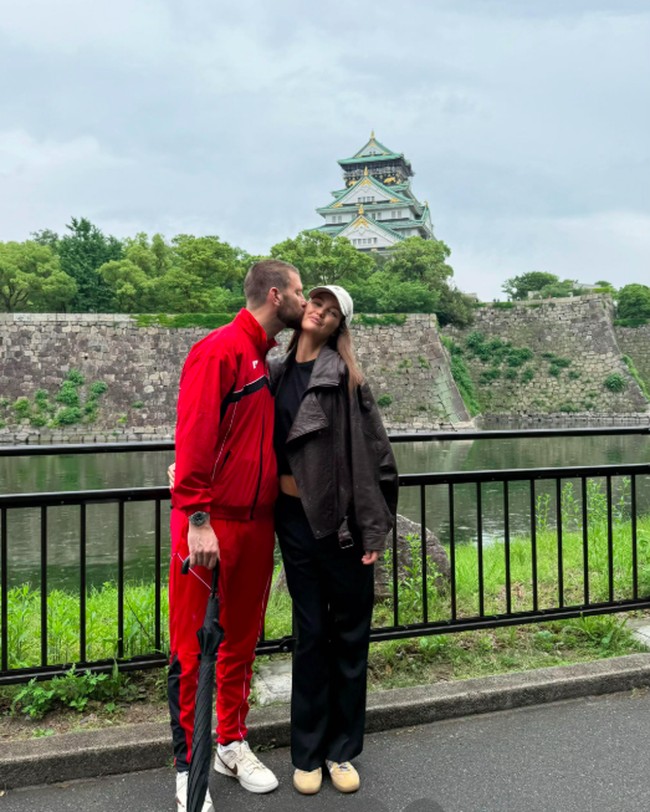 Luna Bijl terbang ke Osaka, Jepang untuk mendukung kekasihnya, Maarten Paes, yang berlaga untuk timnas Indonesia melawan tuan rumah. Selain bertemu Paes, supermodel tersebut memanfaatkan waktu liburnya untuk jalan-jalan. Foto: TikTok Luna Bilj