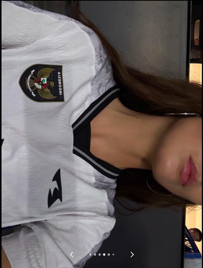 Kedatangan Luna ke Jepang utamanya tentu untuk menonton Paes bertanding membela negaranya. Selagi memamerkan penampilan cantik dengan jersey putih bernomor satu, ia menulis ‘Let’s go Indonesia’. Foto: TikTok Luna Bilj