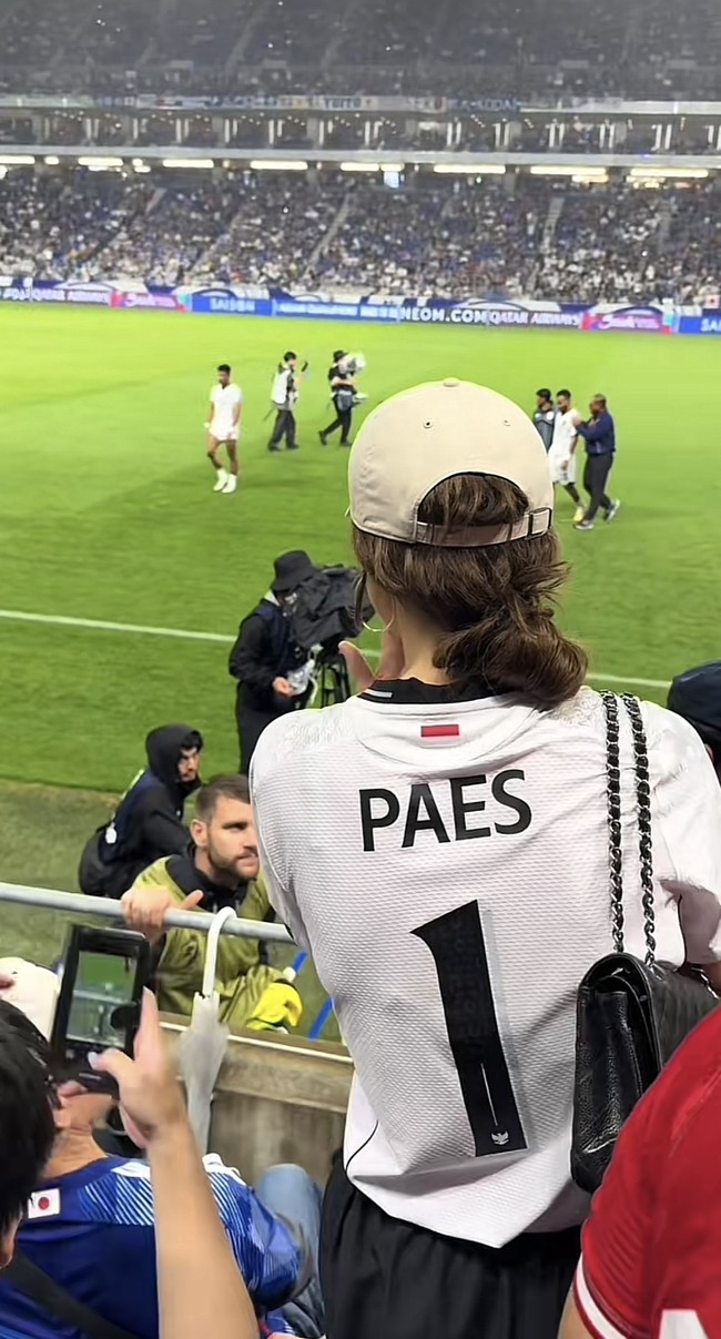 Di lapangan, gaya tersebut juga dipadukan dengan topi dan tas Chanel. Foto: TikTok Luna Bilj