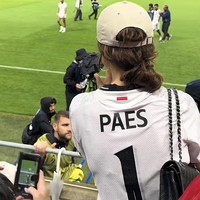 Di lapangan, gaya tersebut juga dipadukan dengan topi dan tas Chanel. Foto: TikTok Luna Bilj