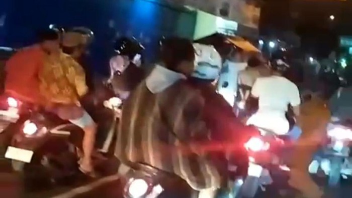 Tangkapan layar memperlihatkan massa mengarak 2 pria yang diduga gelapkan motor korbannya ke Polsek Kartasura, Sukoharjo. Foto diunggah Kamis (12/6/2025).