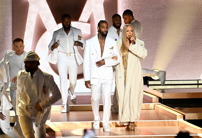 Mariah Carey mencuri perhatian saat tampil di panggung BET Awards 2025 yang digelar di Peacock Theater, Los Angeles, Senin malam waktu setempat. Daily Mail mengabarkan, pelantun Hero itu memperlihatkan transformasi penampilan dramatis dalam balutan busana glamor yang menampilkan tubuh langsing. (Foto: Getty Images for BET/Paras Griffin)