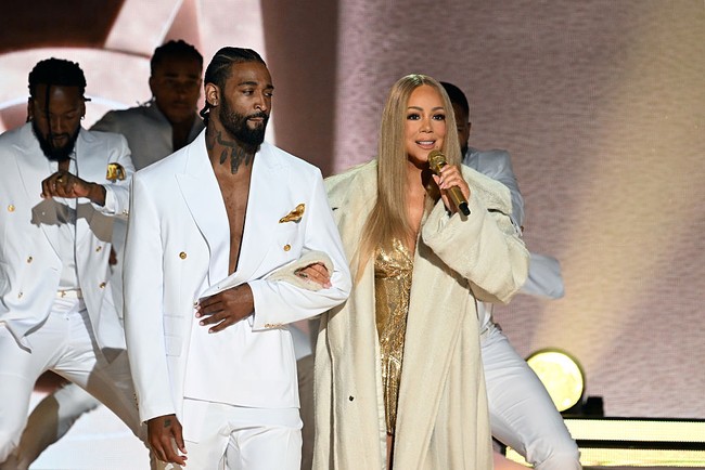 Mariah, yang kini berusia 56 tahun, tampil percaya diri dalam balutan busana minim yang terlebih dulu dibungkus coat berwarna off-white. Penampilan tersebut menemaninya saat melantunkan lagu baru dari album mendatangnya, Type Dangerous, serta lagu Its Like That dari album The Emancipation of Mimi yang dirilis 20 tahun lalu. (Foto: Getty Images for BET/Paras Griffin)