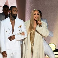 Mariah, yang kini berusia 56 tahun, tampil percaya diri dalam balutan busana minim yang terlebih dulu dibungkus coat berwarna off-white. Penampilan tersebut menemaninya saat melantunkan lagu baru dari album mendatangnya, Type Dangerous, serta lagu Its Like That dari album The Emancipation of Mimi yang dirilis 20 tahun lalu. (Foto: Getty Images for BET/Paras Griffin)