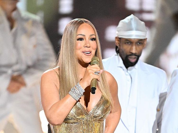 Foto: Mariah Carey Pamer Penampilan Baru di Panggung, Dipuji Makin Langsing