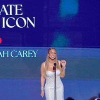 Pada penampilan berikutnya, Mariah yang akan menggelar konser di Jakarta pada 4 Oktober 2025 kembali mengundang decak kagum lewat gaun korset putih berpayet dan aksesori berlian berbentuk tetesan air mata yang menghiasi leher, telinga, dan pergelangan tangannya. (Foto: Kevin Winter/Getty Images)