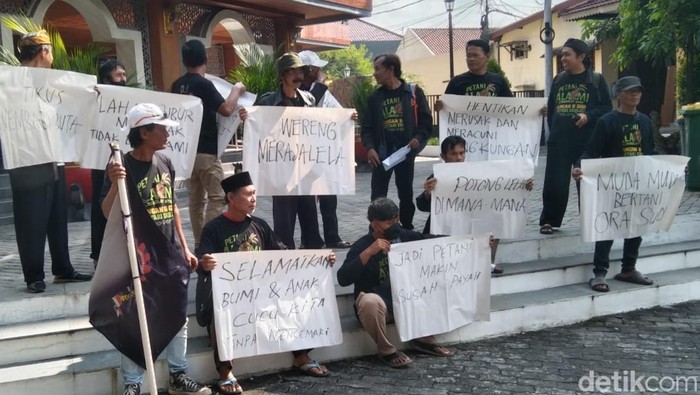 Massa menggelar aksi di DPRD Klaten mendesak pembuatan Perda Pertanian Organik, Kamis (12/6/2025).