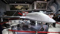 Paviliun pesawat nirawak dipadati pengunjung yang antusias mempelajari fungsi-fungsi drone dalam operasi pengintaian dan intelijen modern.