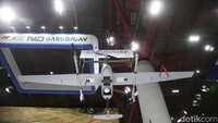 Demonstrasi langsung penggunaan remote control untuk menerbangkan drone menampilkan kecanggihan sistem kendali berbasis digital.