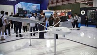 Salah satu drone tempur berukuran besar dipamerkan dengan spesifikasi canggih: jangkauan jauh, daya tahan tinggi, dan sistem navigasi otomatis.