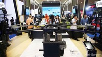 Pengunjung mengamati aneka pesawat nirawak dari berbagai negara yang dipamerkan di ajang Indo Defence 2025, di JIExpo Kemayoran.
