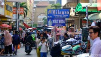 Pasar Baru terkenal akan toko-toko tekstil serta keperluan lainnya.