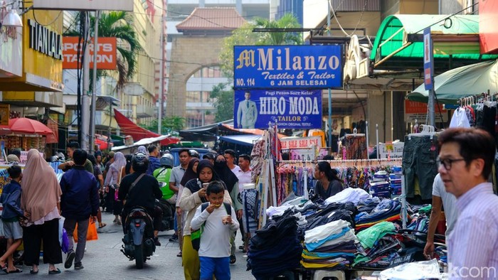 Menanti Pasar Baru Jadi Ikon Baru Wisata Belanja Jakarta Pasar Baru, Jakarta, akan direvitalisasi. Revitalisasi bertujuan supaya Pasar Baru menjadi ikon baru wisata belanja di Jakarta.