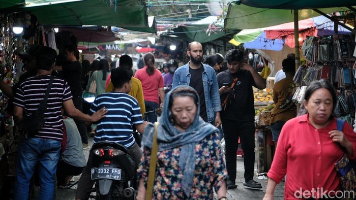 Pasar Baru, Jakarta, akan direvitalisasi. Revitalisasi bertujuan supaya Pasar Baru menjadi ikon baru wisata belanja di Jakarta.