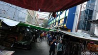 Salah satu konsep yang diusung dalam revitalisasi itu, akan menjadikan Pasar Baru bebas dari kendaraan. Jalan utama akan ditutup.