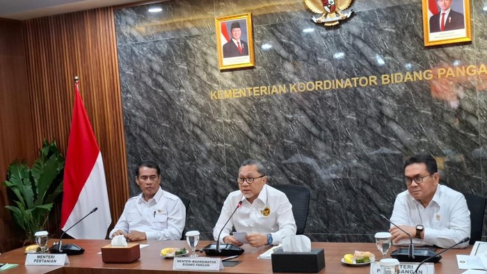 Menteri Koordinator Bidang Pangan Zulkifli Hasan usai rapat koordinasi dengan kementerian/lembaga di kantornya, Jakarta Pusat, Kamis (12/6/2025).