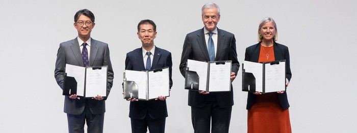 Mitsubishi Fuso dan Hino resmi bergabung jadi satu perusahaan