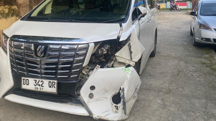 Mobil Alphard yang ditumpangi Wakil Bupati Mamuju Yuki Permana, menabrak pemotor bernama Muhammad Ali (69) di Polewali Mandar (Polman), Sulawesi Barat (Sulbar).