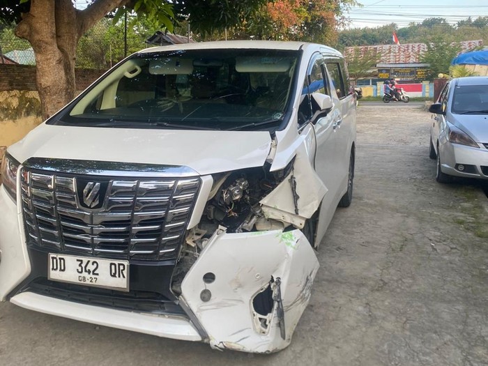 Mobil Alphard yang ditumpangi Wakil Bupati Mamuju Yuki Permana, menabrak pemotor bernama Muhammad Ali (69) di Polewali Mandar (Polman), Sulawesi Barat (Sulbar).