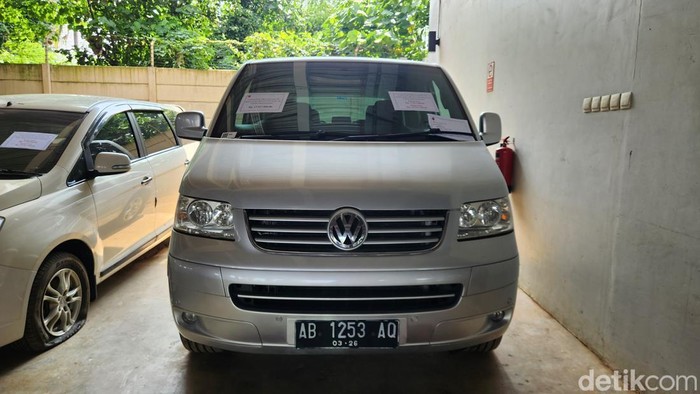 Mobil milik Rafael Alun Trisambodo akhirnya laku dengan harga Rp 123 juta setelah tiga kali dilelang KPK. (Adrial/detikcom). Mobil milik Rafael Alun Trisambodo akhirnya laku dengan harga Rp 123 juta setelah tiga kali dilelang KPK. (Adrial/detikcom).