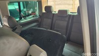 Mobil ini menampung 3 baris tempat duduk. Kondisi interior mobil terlihat agak kotor. Di kaca depan mobil tertulis keterangan BPKB ada, STNK tidak ada, kondisi mati, Terdapat tunggakan pajak kendaraan.