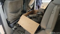 Mobil Rafael itu berkelir abu-abu. Di dalam mobil tersebut, terdapat mesin-mesin yang disimpan di kardus hingga lantai mobil. Mesin itu berada di kursi tengah mobil.