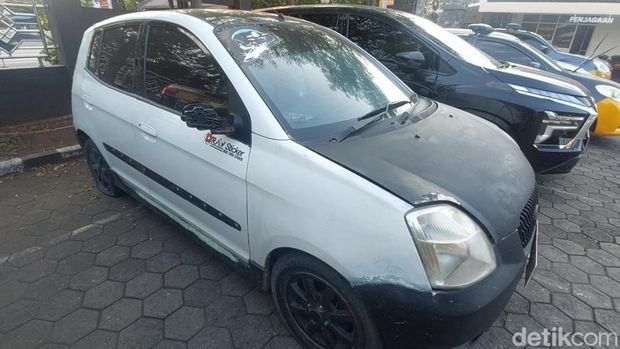 Mobil penabrak kendaraan rombongan Kapolres Kendal diamankan polisi. Foto diunggah Kamis (12/06/2025).