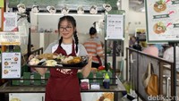 Kalau ingin menikmati nasi uduk bergaya Betawi dengan konsep lebih modern dan bersih, bisa mencobanya di Uduk Koci. Foto: Detikcom / Atiqa Rana