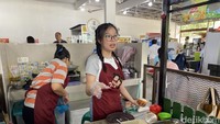 Rupanya usaha nasi uduk ini dibangun oleh 3 mahasiswa keturunan Chinese di Universitas Bina Nusantara Alam Sutera. Ketiganya memang ingin memfokuskan hasil proyek akhir mereka di bidang F&B. Foto: Detikcom / Atiqa Rana