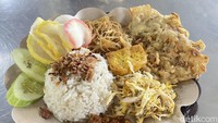 Paket Cici (Rp 23.000) bisa dicoba. Seporsinya terdiri dari nasi uduk, bihun goreng, ayam goreng suwir, tahu/tempe, dan sambal. Bisa tambah bakwan sayur sebagai pelengkap. Foto: Detikcom / Atiqa Rana