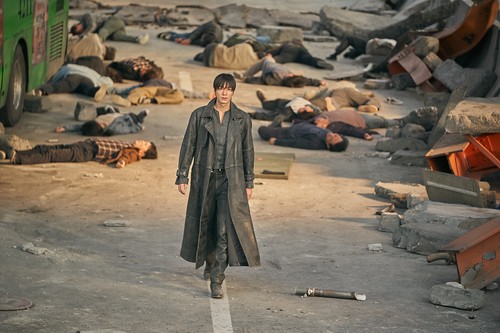 Lee Minho memerankan Yoo Joong Hyuk dalam film Omniscient Reader.