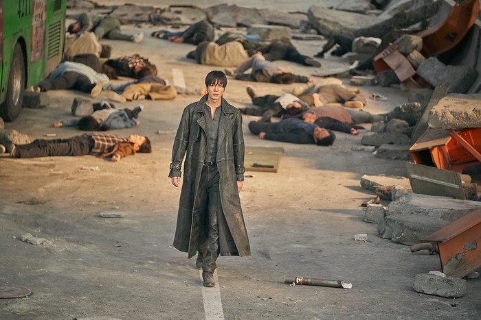 Lee Minho memerankan Yoo Joong Hyuk dalam film Omniscient Reader.