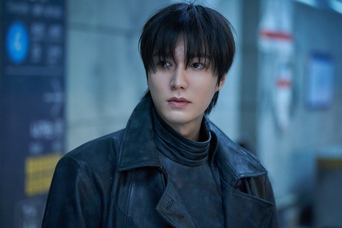 Lee Minho memerankan Yoo Joong Hyuk dalam film Omniscient Reader.