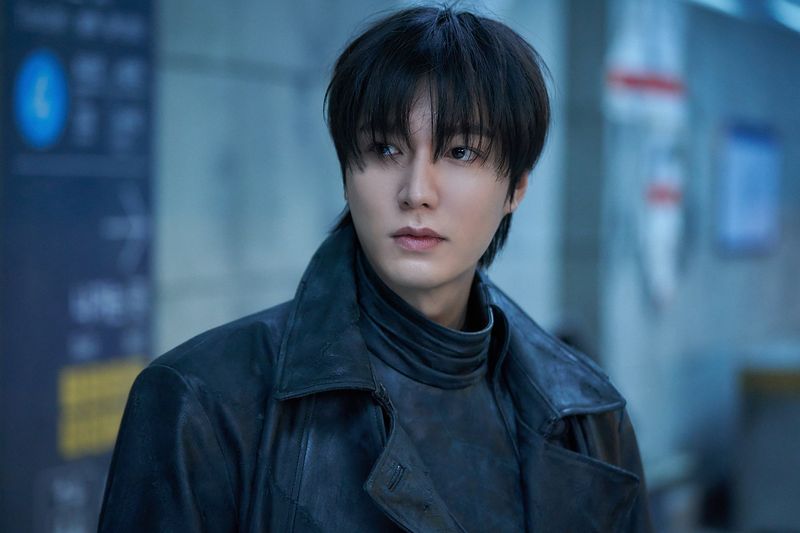 Lee Minho memerankan Yoo Joong Hyuk dalam film Omniscient Reader.