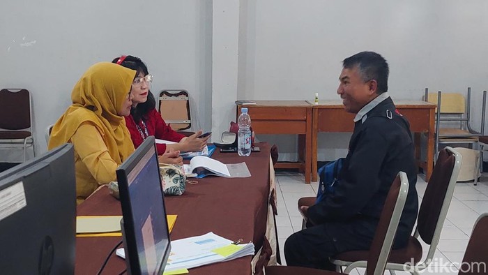 Ortu pendaftar konsultasi saat SPMB SMA di Cimahi