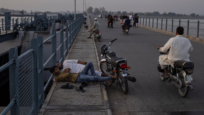 Warga Sialkot berbondong ke Head Marala, Sungai Chenab, untuk menyegarkan diri. Cuaca ekstrem mendorong keluarga mencari angin segar dari aliran sungai.