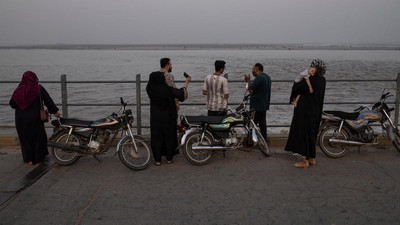 Panas Terik Bikin Warga Pakistan Cari Udara Segar di Pinggir Sungai