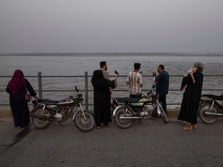 Panas Terik Bikin Warga Pakistan Cari Udara Segar di Pinggir Sungai