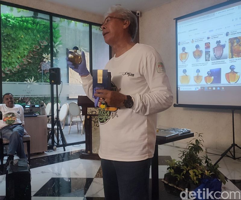 Parfum Shalimar Favorit Bung Karno Kasubag Rumah Tangga dan Protokol Istana Bogor, Endang Sumitra, menjelaskan aroma parfum favorit Bung Karno.