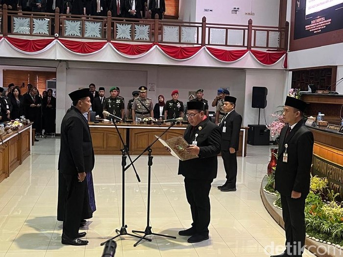 Pelantikan Slamet Widodo pengganti Kevin Fabiano sebagai anggota DPRD Solo, Kamis (12/6/2025).