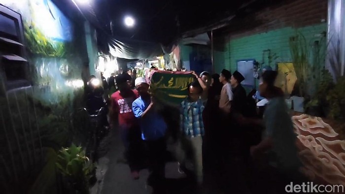 Pemakaman perempuan yang ditemukan tewas bugil di Pasuruan