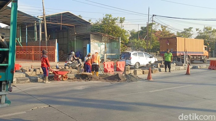 Jalan kering merupakan lokasi uturn baru yang pagi tadi pembatas jalannya dibongkar warga.