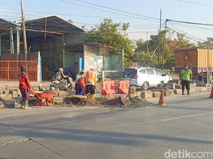 Warga Demak Bongkar Median Jalan di Sayung, Ini Alasannya