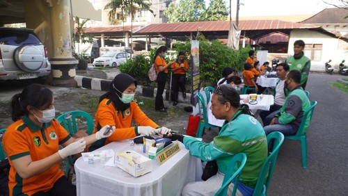 Pemeriksaan kesehatan gratis bagi pengemudi ojol oleh RS Bhayangkara Denpasar di Asrama Polri Kreneng, Kamis (12/6/2025). (Dok. Polda Bali)