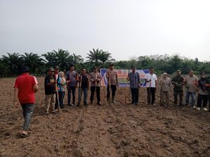 Dukung Swasembada Pangan, Polisi di Kuansing dan Warga Tanam Jagung Pipil