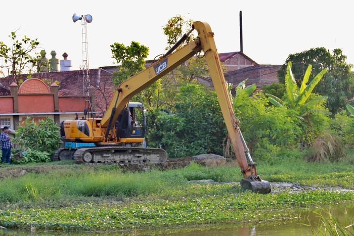Pemerintah Provinsi Jawa Tengah (Pemprov Jateng) melakukan pengerukan sedimentasi Sungai Dombo untuk mengatasi banjir rob di wilayah Kecamatan Sayung, Kabupaten Demak.