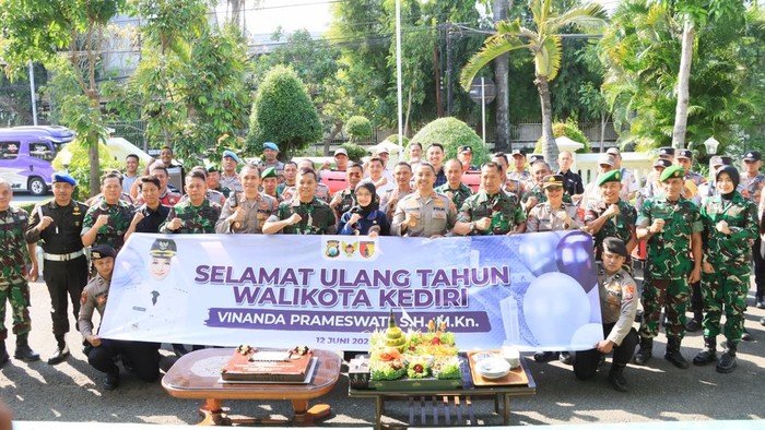Wali Kota Kediri Vinanda Prameswari mendapat kejutan ulang tahun dari kapolres dan dandim setempat