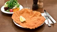 Berdiri sejak 1905, Figlmüller di Wina dikenal luas berkat schnitzel berukuran jumbo yang jadi favorit warga dan turis.  Foto: Site Culinary/Visual